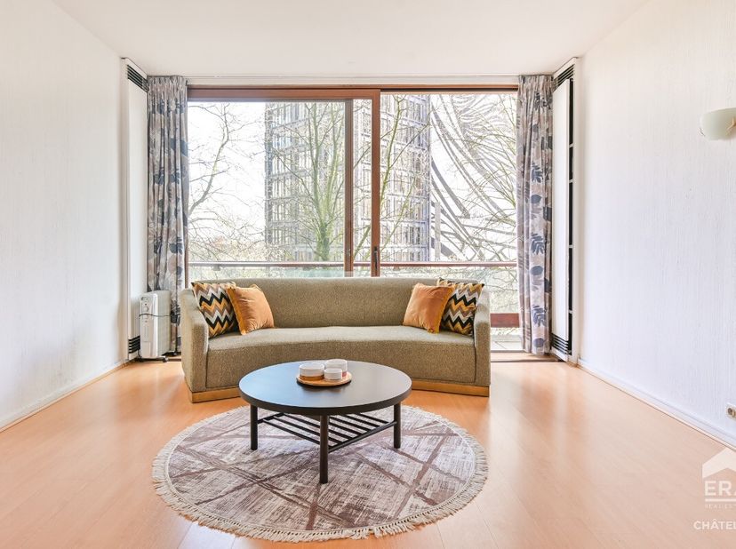 ERA CHATELAIN biedt deze mooie kantoorruimten met groot potentieel, ideaal gelegen aan de prestigieuze laan in de gemeente Ixelles, met een oppervlakt