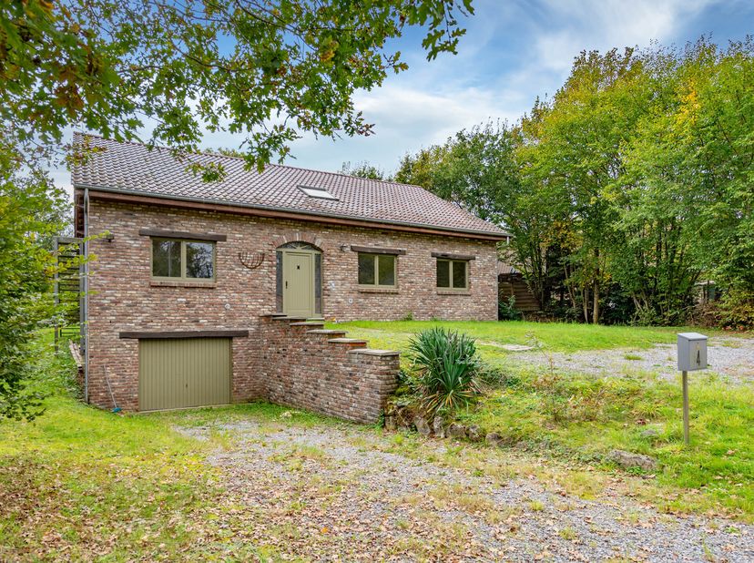 Easyhome immobilier vous propose cette maison 4 façades située dans un cadre paisible, offrant calme et tranquillité. Avec ses 123 m² habitables, cett