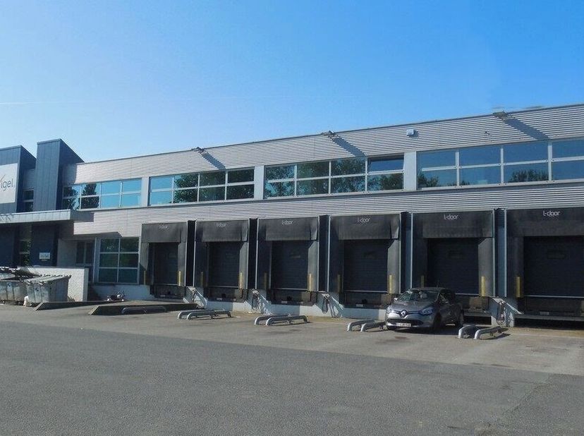 1407m² magazijn met mogelijkheid tot 103m² kantoren op logistieke site&lt;br /&gt;
Ligging: nabij de containerterminal in Willebroek, 5km van A12 (Brussel -