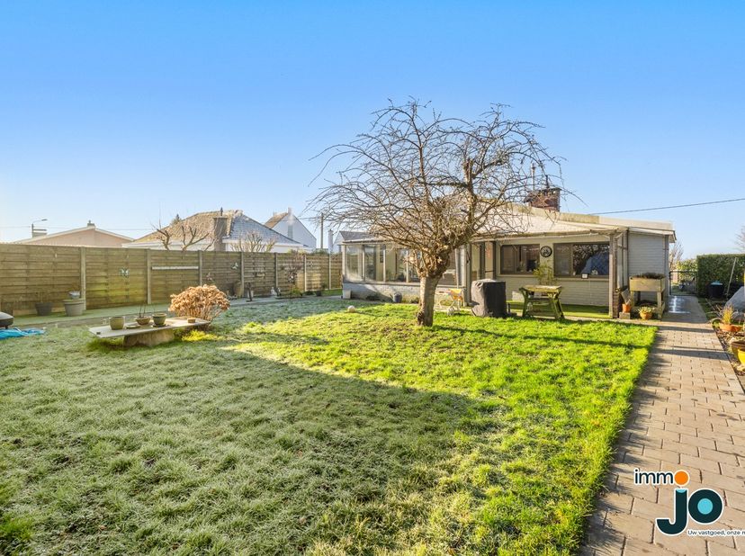 Ce bungalow prêt à être emménagé avec 3 chambres à coucher de taille normale est situé dans un quartier calme et verdoyant entre Ostende et Gistel, da