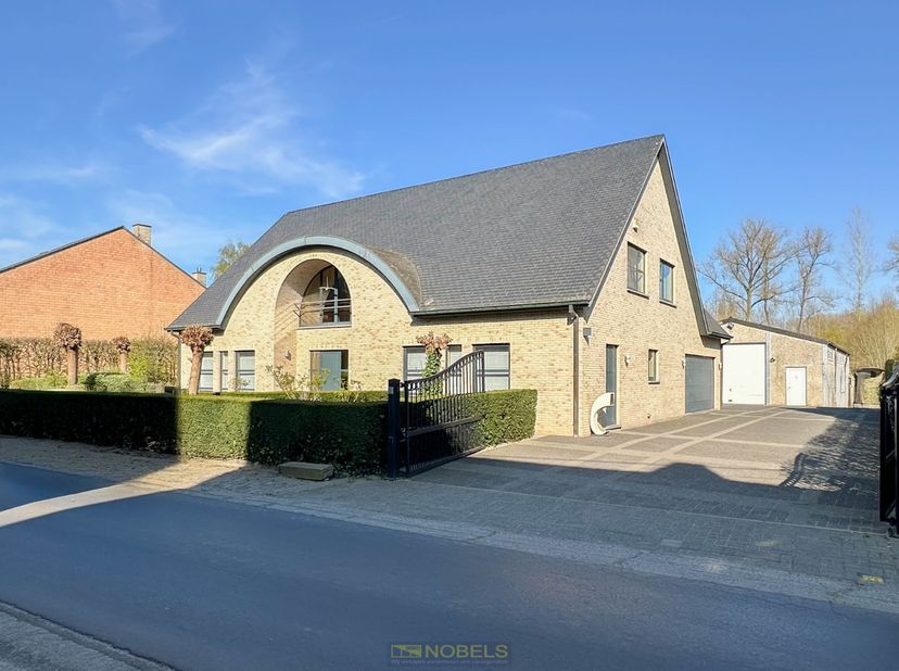 MULTIFUNCTIONELE, RUIME VILLA met een MAGAZIJN VAN 200M² en een prachtige tuin met ACHTERLIGGENDE WEIDE is gelegen op een uitgestrekt perceel in het h