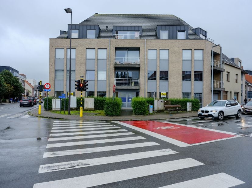 Deze gelijkvloerse handelsruimte van 117 m², gunstig gelegen in het centrum van Tielt, biedt mogelijkheden voor praktijkruimte of diverse kantooropste