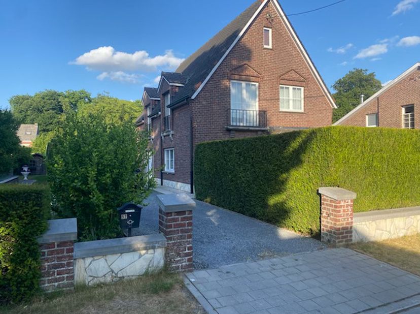 Deze charmante en ruime woning is gelegen in een rustige, groene buurt in het populaire Mariakerke-Kolegem ; een  residentiële woonomgeving met veel n