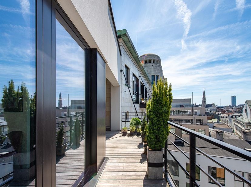 À deux pas des quartiers historiques, dans un bâtiment emblématique, penthouse d&#039;une superficie brute selon PEB de ± 200 m² profitant d&#039;une terrasse d