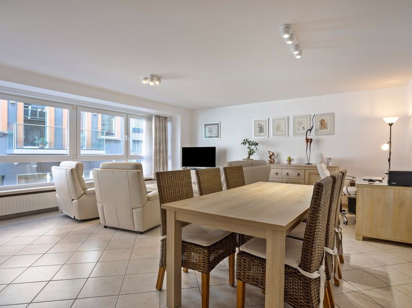 Dit perfect onderhouden, prachtig appartement op de eerste verdieping van een kleinschalige residentie, heeft een uitstekende ligging en is instapklaa