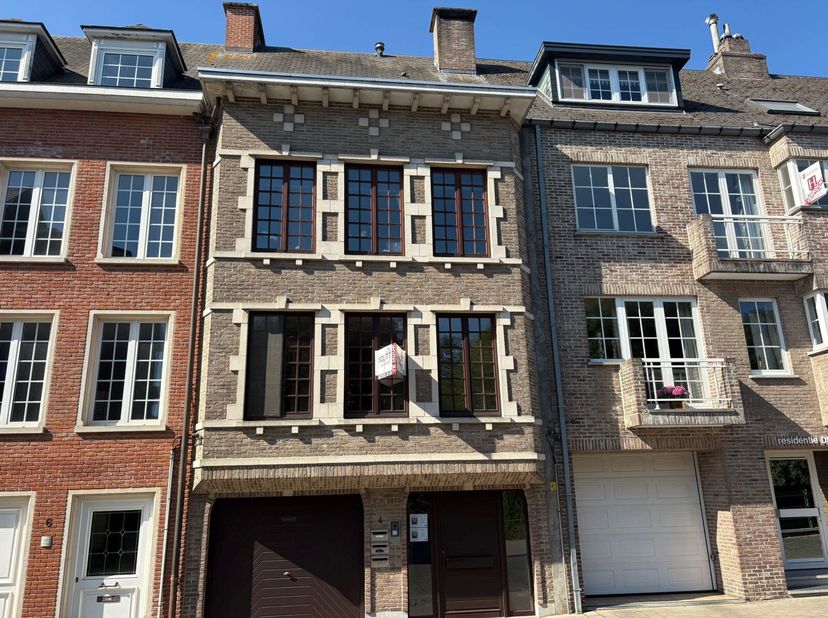 Appartement met 2 slaapkamers met garage in het centrum van Lier&lt;br /&gt;
Het appartement is centraal gelegen in hartje Lier, dichtbij winkels, scholen,