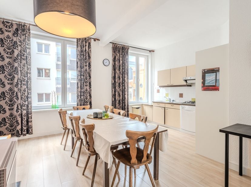 Cet appartement triplex à vendre est situé au deuxième étage de la petite résidence archiduchesse d&#039;Ostende. Emplacement très central mais calme au cu