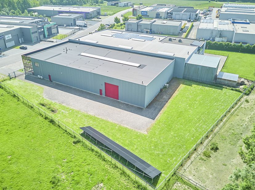 TE HUUR - Hal met kantoren&lt;br /&gt;
Gelegen op het industrieterrein &#039;Oude Bunders&#039; vlak aan de Rijksweg en de E314, op een perceel van 33a15ca bevindt zi