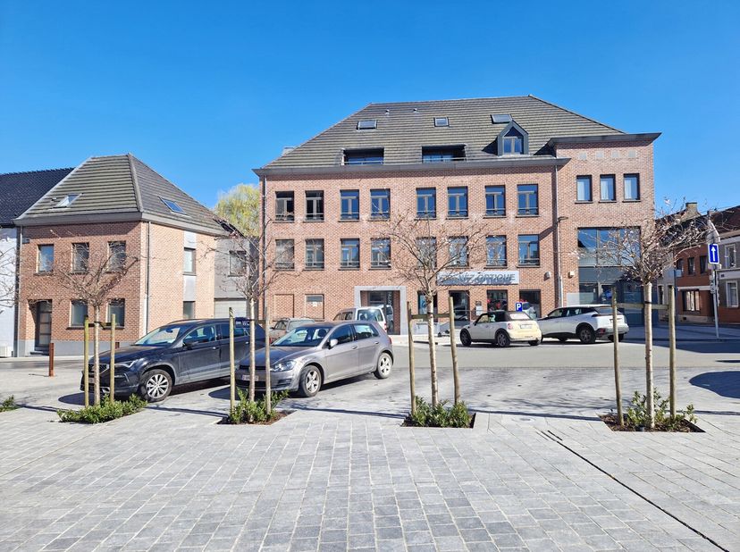 Découvrez ce spacieux appartement en duplex de 135m², offrant un cadre de vie privilégié. Il se compose de 3 chambres et bénéficie d&#039;une agréable terr