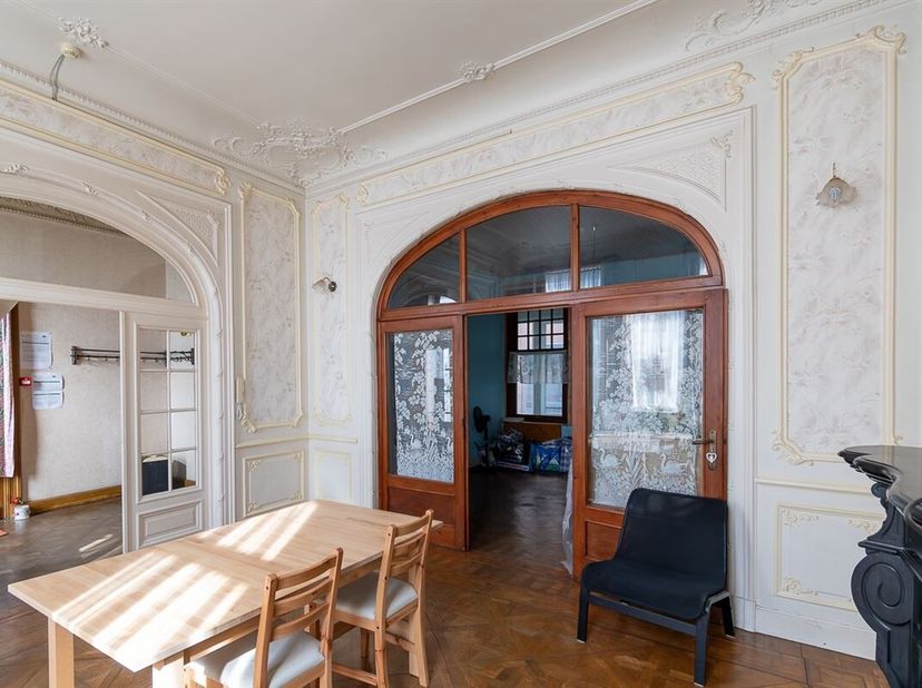 Venez visiter cette grande maison bourgeoise avec deux entrées sur 1 ares 77ca , idéale pour grande famille ou possibilité d&#039; y faire un immeuble de r