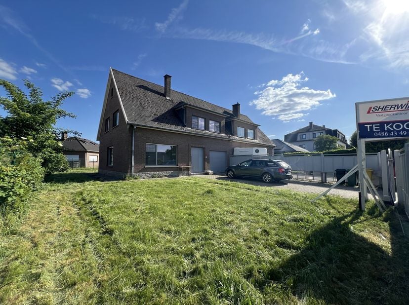 Maison très spacieuse proche du centre. Le hall d&#039;entrée avec wc donne accès à un spacieux séjour avec grande fenêtre coulissante donnant sur terrasse