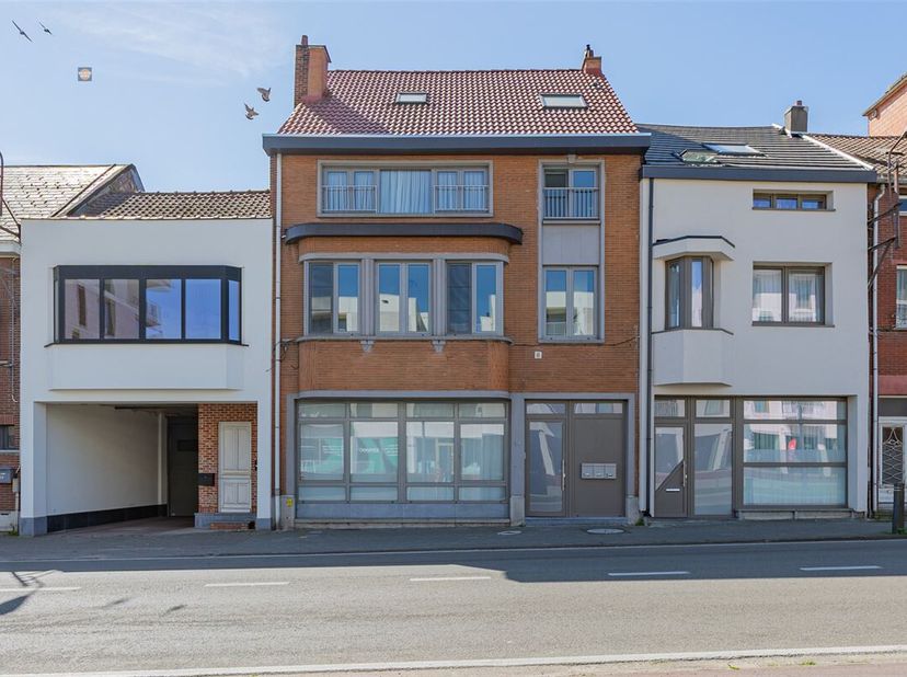 Welkom in dit charmante appartement in het hart van Willebroek, perfect voor wie op zoek is naar stijl en comfort. Met een bewoonbare oppervlakte van