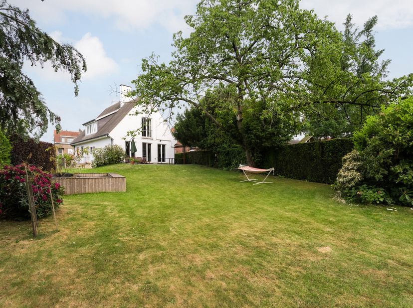 WOLUWE SAINT ETIENNE, op het einde van een straat met uitzicht op de groene omgeving van Woluweveld, licht HUIS (5bed/2bath) van ± 320 m² op een perce
