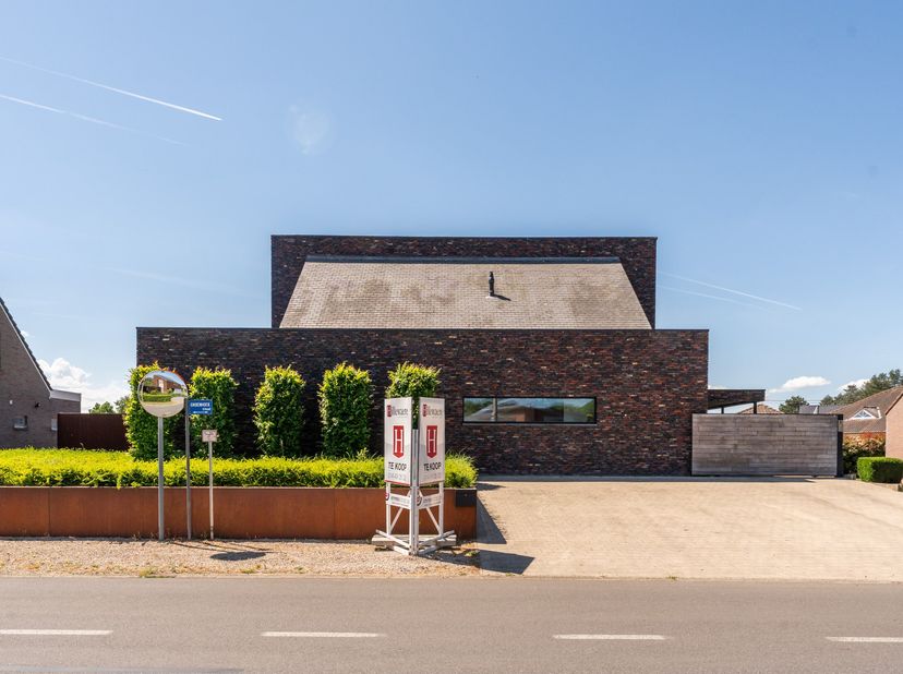 Deze duurzame en instapklare gezinswoning met 4 slaapkamers is gelegen in een mooie, groene omgeving, maar toch op een korte afstand van de kern van B