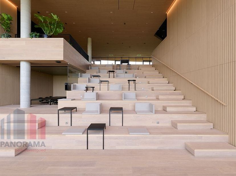 Le centre d&#039;affaires « In The Yard », fantastiquement situé et inspirant, se trouve le long de l&#039;E40 près de Gand. &lt;br /&gt;
Ce site offre confort et tra