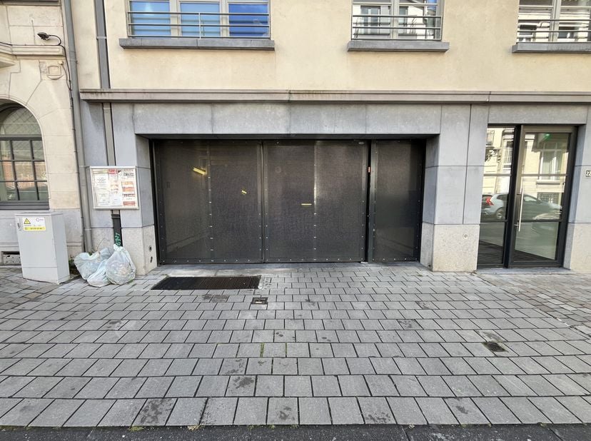 ELSENE - Ideaal gelegen in de buurt van de Place du Châtelain en Avenue Louise, overdekte parkeerplaats. Te ontdekken bij L&amp;P !
