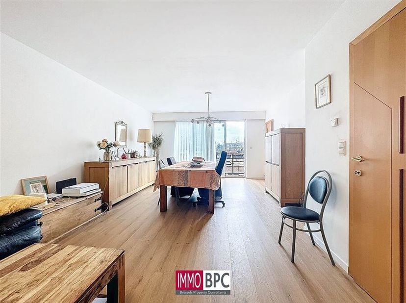 Cet appartement lumineux et spacieux de trois chambres combine confort et fonctionnalité. Il est idéalement situé dans un quartier résidentiel calme d