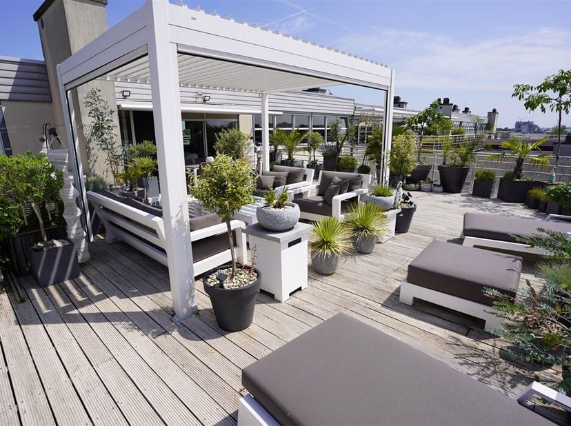 Opportunité rare : appartement design sur le toit avec vue frontale sur l&#039;eau