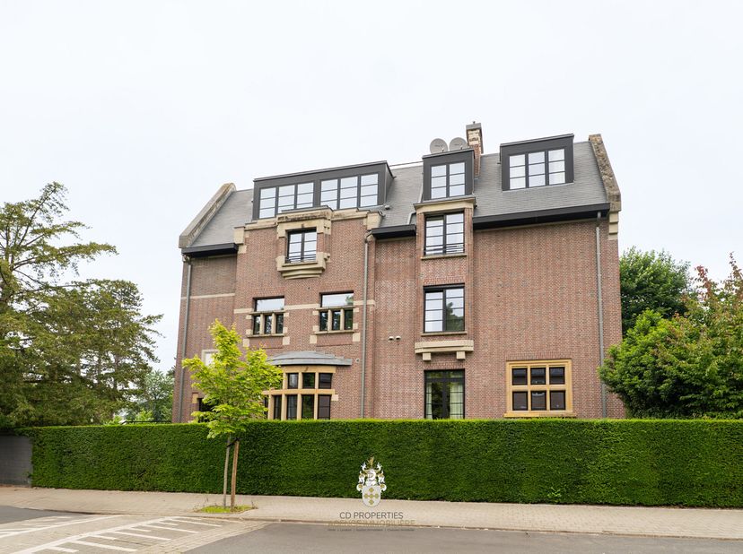 In het hart van de prestigieuze wijk Val Duchesse, genesteld in het groen, bevindt zich deze exclusieve woning op de bovenste (3de) verdieping van een