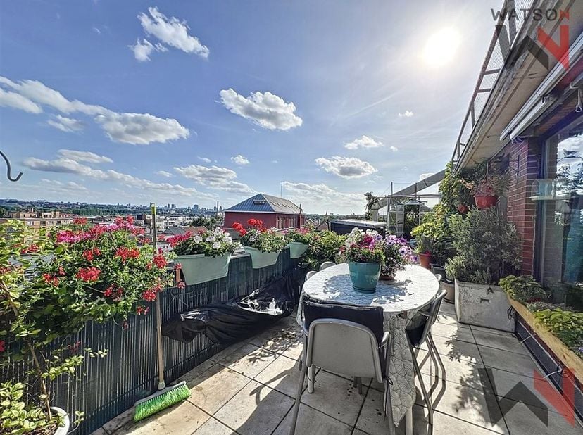Découvrez ce spacieux appartement idéalement situé à Neder-Over-Hembeek et profitez d&#039;une vue dégagée sur les environs. Situé au 4ème étage et dernier