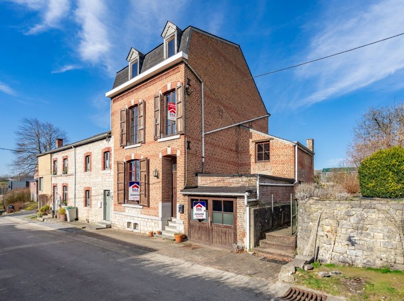 L&#039;agence immobilière ERA B-LUX a le plaisir de vous présenter cette superbe maison 3 façades idéalement située dans le charmant village de Septon. À s