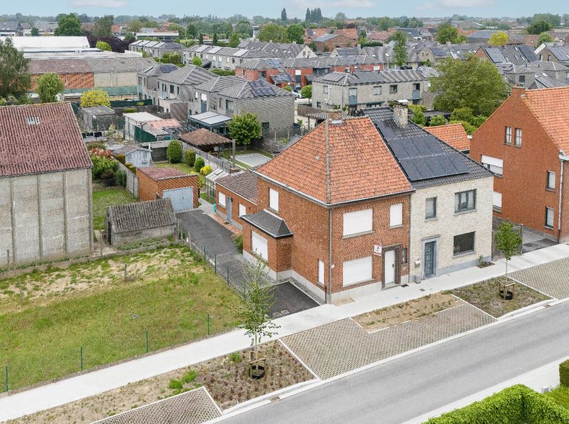 Op zeer rustige locatie te Bavikhove (Harelbeke) treft u deze gezinswoning aan. Deze woning is gelegen op TOPLOCATIE!&lt;br /&gt;
Het gelijkvloers omvat een