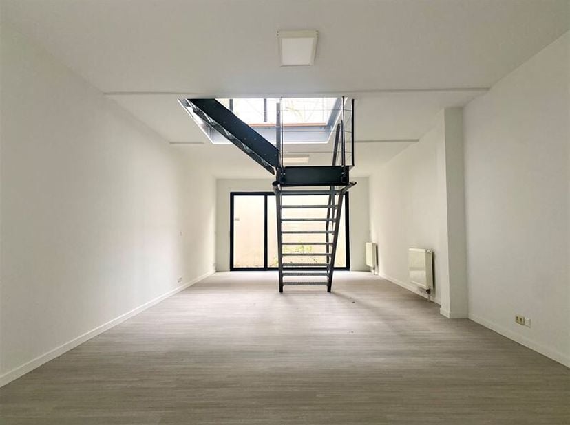 Situatie :&lt;br /&gt;
Elsene, mooie rustige ligging in een achterhuis, dichtbij openbaar vervoer, winkels en de begraafplaats van Elsene.&lt;br /&gt;
Beschrijvin
