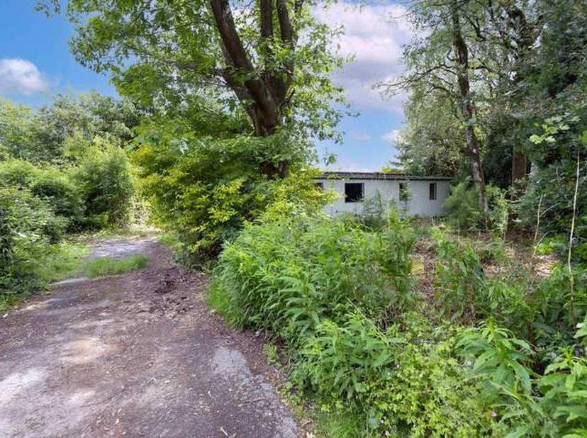 2 parcelles de terrain avec bungalow à rénover entièrement sur 4ares 91ca dans le domaine &quot;Le Val d&#039;Oise&quot; comprenant un séjour de 30m², 3 chambres, un
