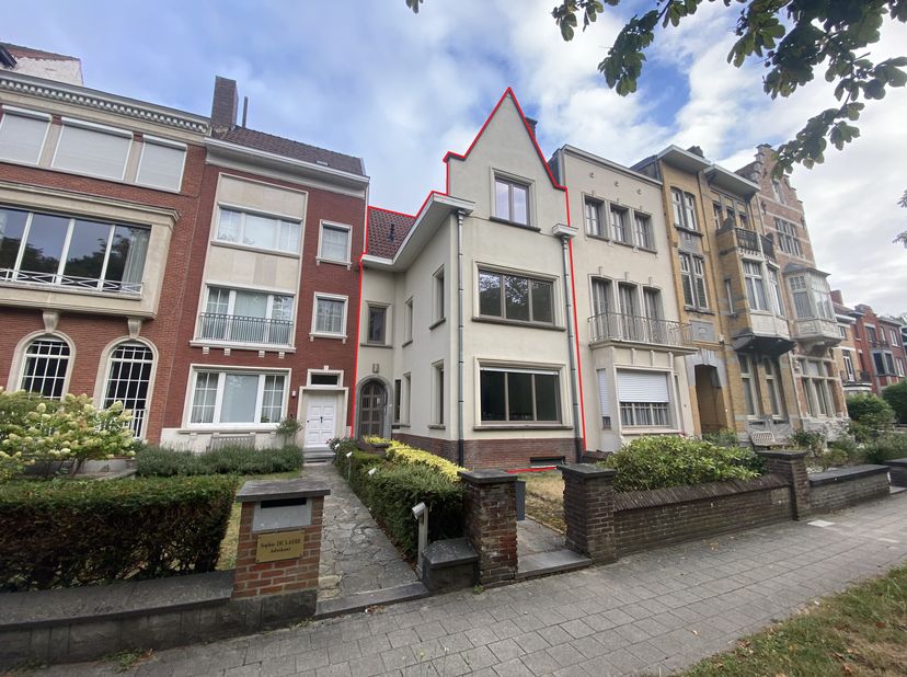 De statige woning bevindt zich in één van Kortrijks mooiste lanen.&lt;br /&gt;
INDELING:&lt;br /&gt;
GELIJKVLOERS: &lt;br /&gt;
- Inkomhal (10m²) &lt;br /&gt;
- leefruimte (3