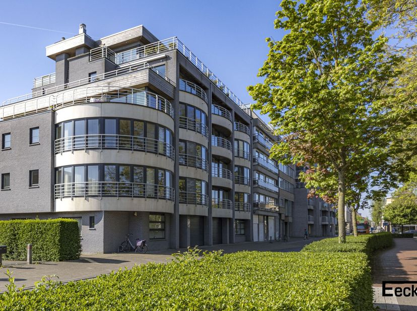 Dit appartement is gelegen op de twee verdieping van de residentie Tennis Garden en is gelegen  vlakbij winkels en bushaltes en op wandelafstand van h
