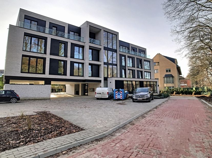 Prachtig nieuwbouwappartement met zeer luxueuze afwerking, 2 slaapkamers, 2 badkamers, ruim terras, kelder en ruime parkeerplaats met laadpaal voor el