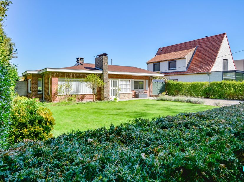 Dit uniek gelegen stuk bouwgrond (op heden bebouwd met een bungalow-type woning) is gelegen op een perceel van 1000 m² in een rustige straat aan het p