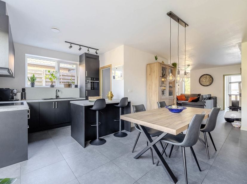 Verkoop onder registratierechten.&lt;br /&gt;
Moderne en ruime nieuwbouwwoning met 3 slaapkamers op een perceel van 458 m2.&lt;br /&gt;
Indeling gelijkvloers:&lt;br