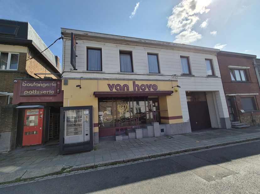Boulangerie toujours en activité avec son atelier !&lt;br /&gt;
Superficie : +/- 180m²&lt;br /&gt;
Composition : Espace commercial, bureau avec passage latéral, W