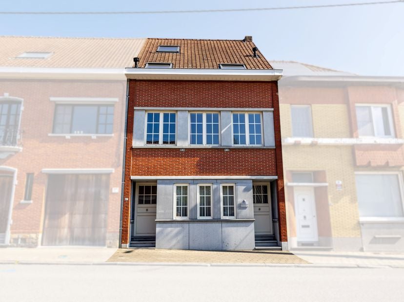 Op zoek naar een veelzijdige eigendom met tal van mogelijkheden én een aantrekkelijk huurrendement? Deze volledig gerenoveerde woning (2005) biedt het