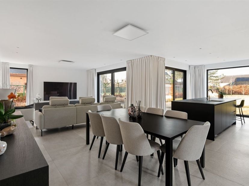 Instapklare, nieuwgebouwde villa met inpandig kantoor met aparte ingang of kangoeroe-woning / zorgwoning , gelegen  in een rustige, residentiële omgev