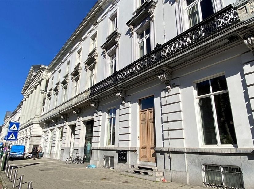 125m² kantoorruimte (rechterdeel) in uniek herenhuis&lt;br /&gt;
Ligging: aan het Zuid, op wandelafstand van het historisch centrum&lt;br /&gt;
Specificaties: vol