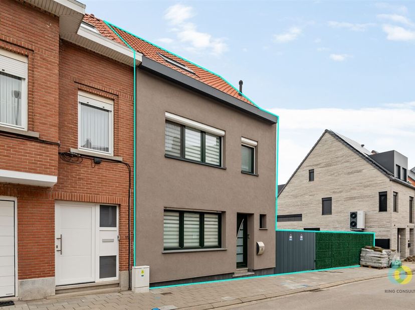 **IN OPTIE**  Deze instapklare woning werd recent op meerdere vlakken gerenoveerd. Zo werd het dak volledig vernieuwd en de gevel geïsoleerd en afgewe
