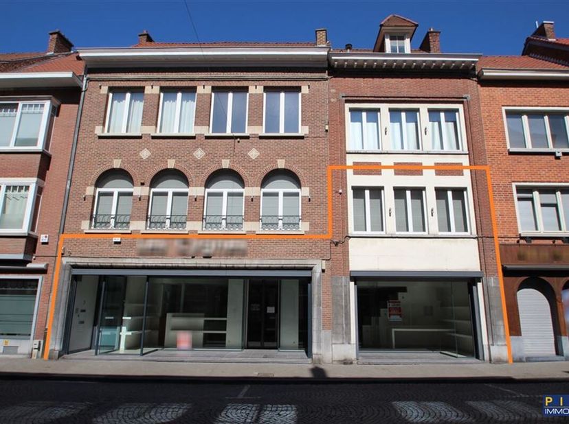 Remarquable ensemble de bureaux ou surface commerciale, surface totale de 290 m² d&#039;un très haut niveau de finition, situé dans une rue commerciale pri