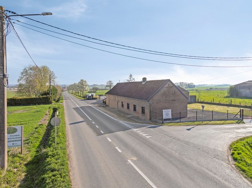 Deze woning is gelegen in het landelijke Celles en werd gerenoveerd (2000). Met een nuttige oppervlakte van 180m2 (BVO) op een perceel van ± 700m2 bie