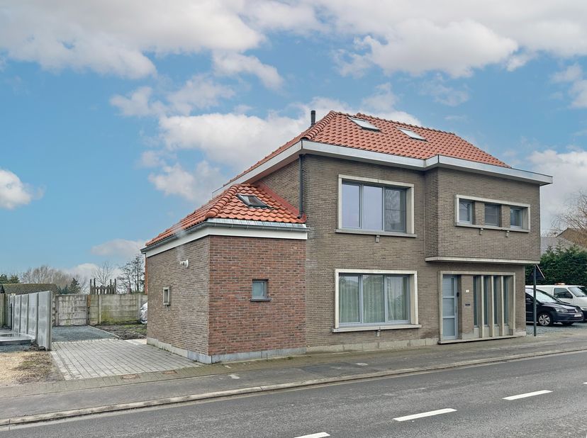 Voor meer informatie of een bezoek contacteer Anne De Block van OC Vastgoed: 0471 38 00 36 of anne@ocvastgoed.be&lt;br /&gt;
&lt;br /&gt;
Deze open bebouwing met