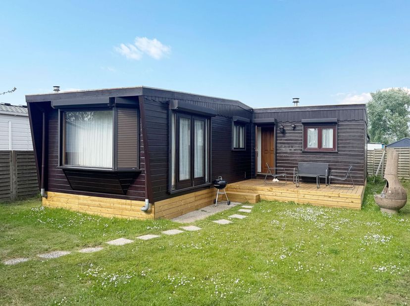 Kwalitatieve houten chalet op zeer ruim perceel (eigen grond!) in het vakantiedomein Polderpark - rustig domein op 800m van de zee en het strand. Vlak