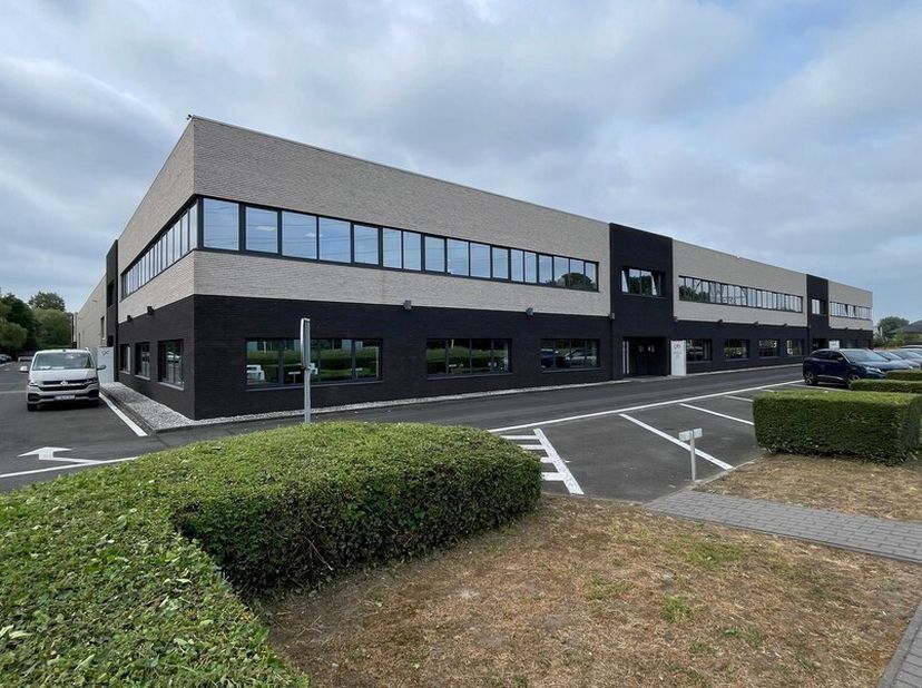 270m² instapklare kantoorruimte op gelijkvloers&lt;br /&gt;
Ligging: A12 op 400m en bushalte op 500m&lt;br /&gt;
Specificaties: volledig ingedeelde kantoorruimte