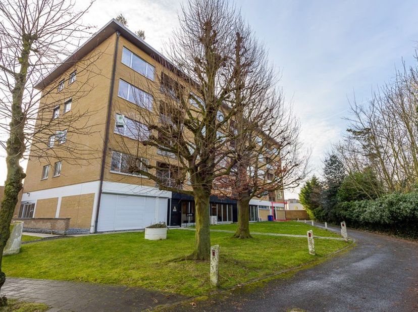 Dit gelijkvloers appartement is gunstig gelegen nabij het centrum van Deerlijk, op wandelafstand van winkels en alle voorzieningen.&lt;br /&gt;
Bij binnenko