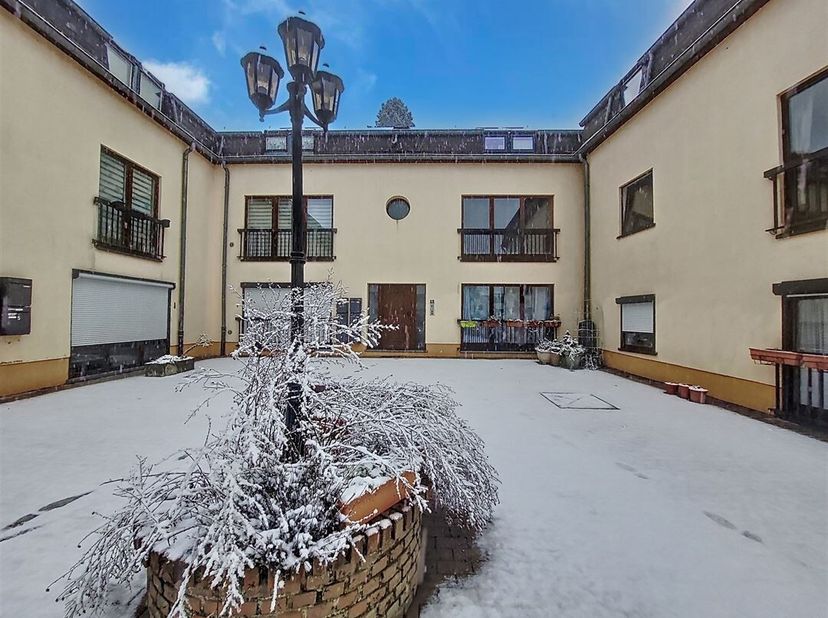 W Immobilière vous propose à Arlon, à deux pas du centre-ville et de toutes les commodités, un appartement 1 chambre situé dans un clos fermé. Ce bien