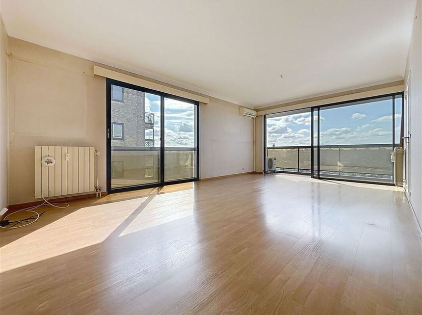 Bel appartement, à moderniser/rénover, 2 chambres, de +/- 75m² avec terrasse, GARAGE et cave. Score PEB = D-/92. Adresse : Avenue du Condor : Proximit