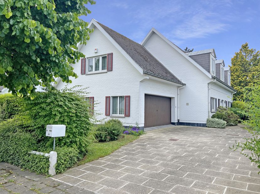 SOUS OPTION --&lt;br /&gt;
Découvrez cette élégante villa, un véritable havre de paix niché au cur dun quartier résidentiel prisé, calme et plein de charme,