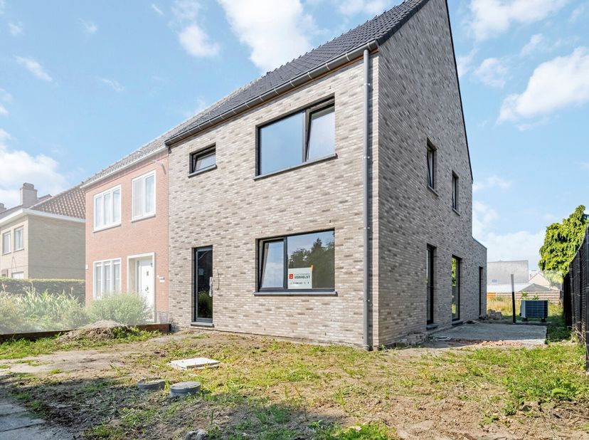 Ontdek deze prachtige nieuwbouwwoning gelegen op een super locatie in Sint-Kruis. Deze goed gebouwde ruime woning biedt alles wat u nodig heeft, en me