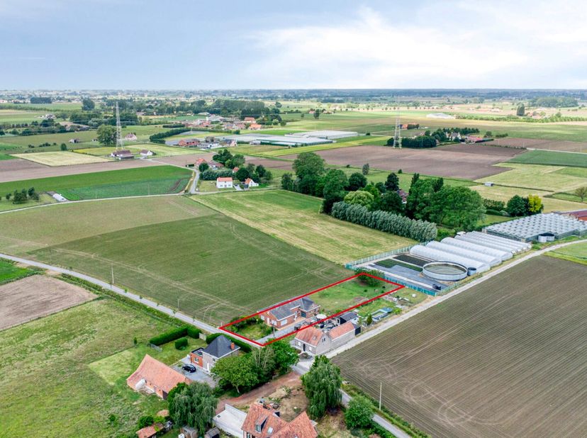 Te renoveren vrijstaande woning of bouwgrond op 1437 m² gelegen in het landelijke Meigem.&lt;br /&gt;
De woning werd in 1965 gebouwd en bevindt zich volledi