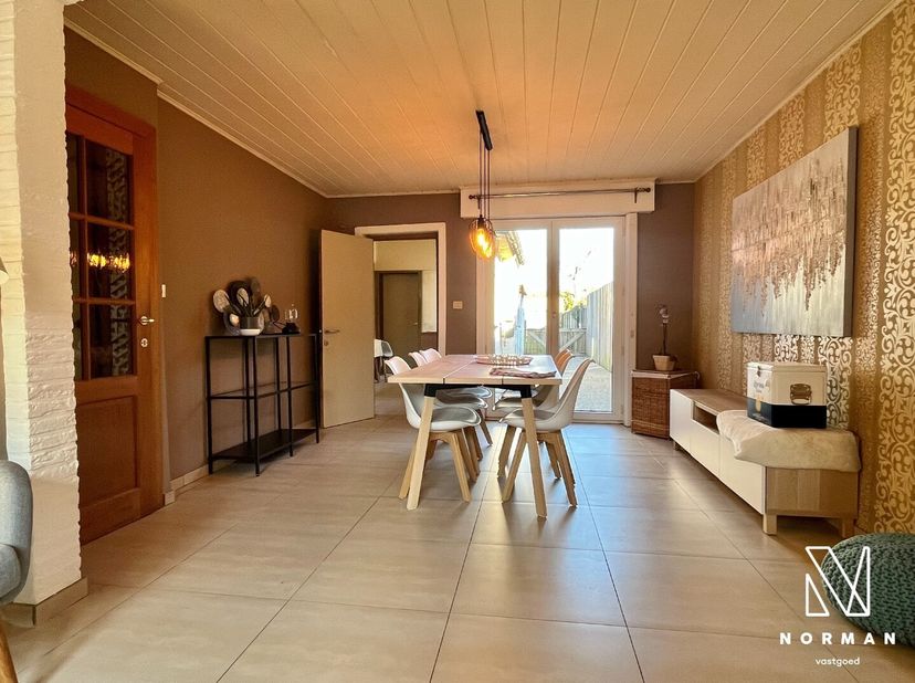 Deze charmante halfopen bebouwing is gelegen op een perceel van 232 m² en heeft volgende indeling: inkomhal met gastentoilet, een ruime en lichtrijke